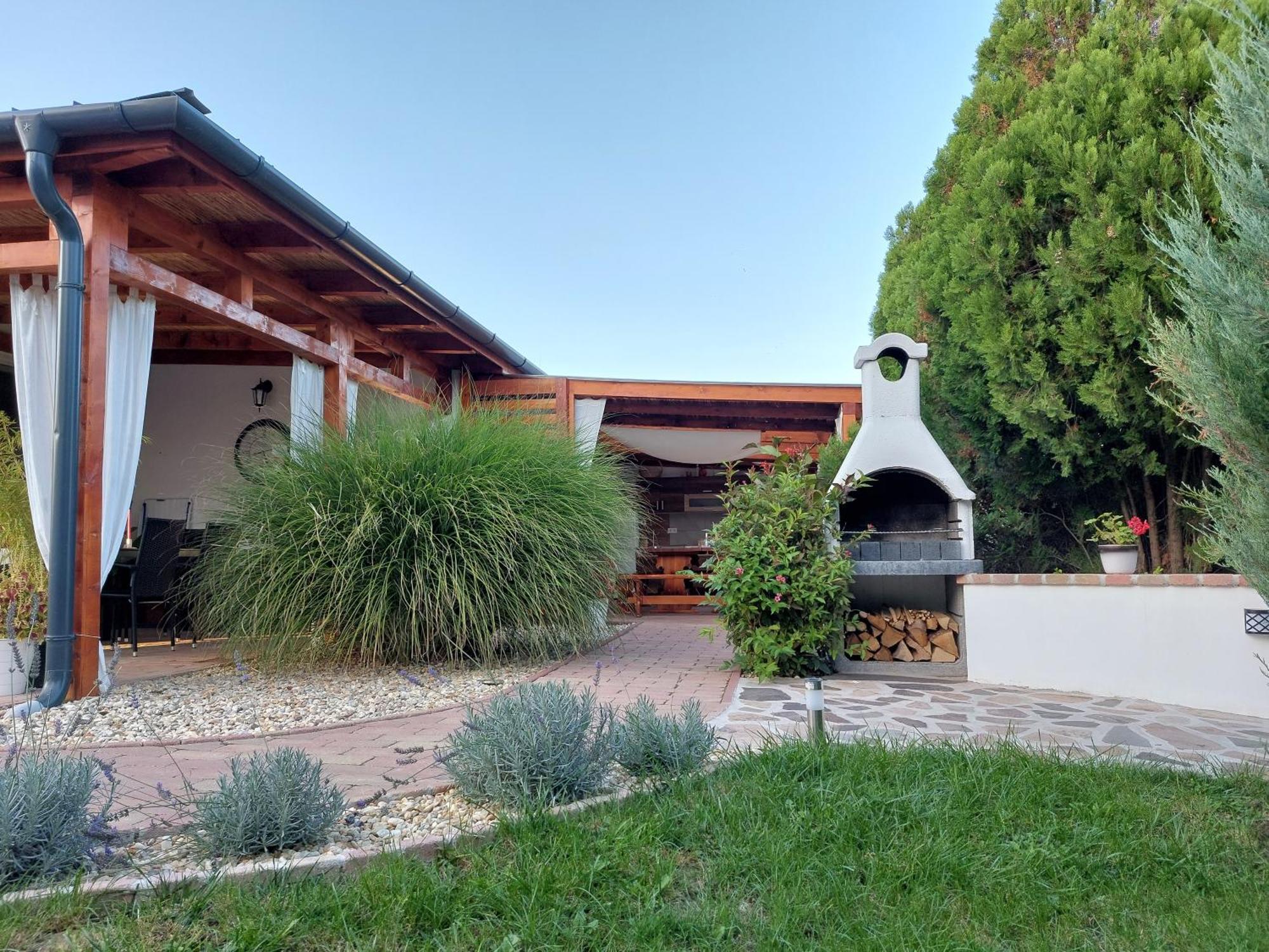 Tulipan Vendeghaz Apartment Sarospatak Exterior photo